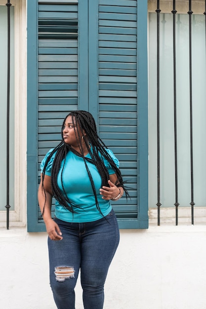 Femme africaine dansant dans la rue