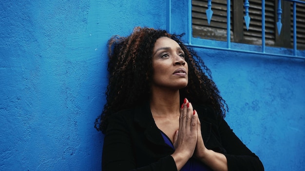 Une femme africaine désespérée à l'extérieur dans la rue anxieuse