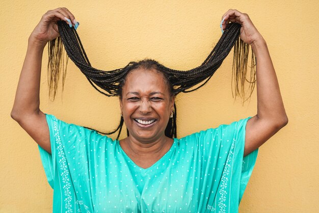 Femme africaine, à, dreadlocks, sourire