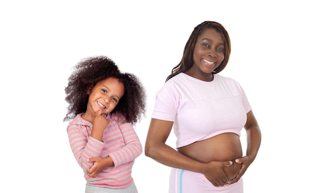 Femme africaine enceinte avec sa fille attendant le bébé