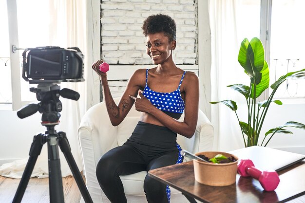 Une femme africaine énergique en vêtements de sport partage le fitness et le bien-être