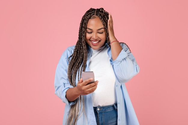 Femme Africaine Excitée Utilisant Un Téléphone Portable Lire Message Envoyer Des