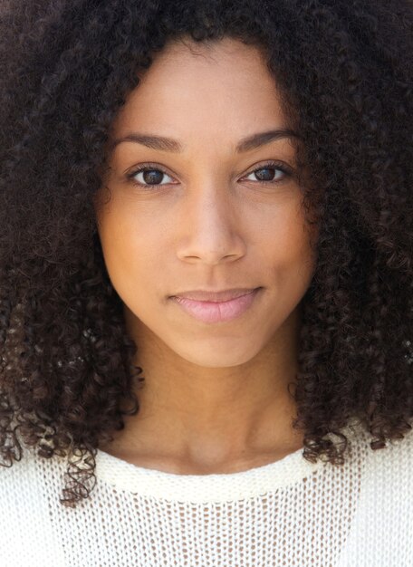 Photo femme africaine avec une expression sérieuse