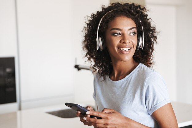 Femme africaine ravie dans les écouteurs