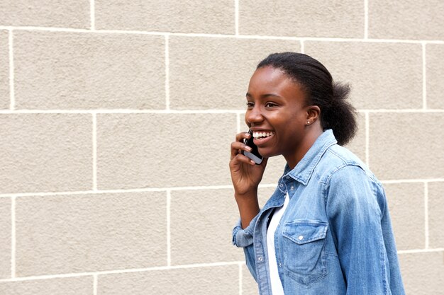 Femme africaine s&#39;amuser en utilisant un smartphone