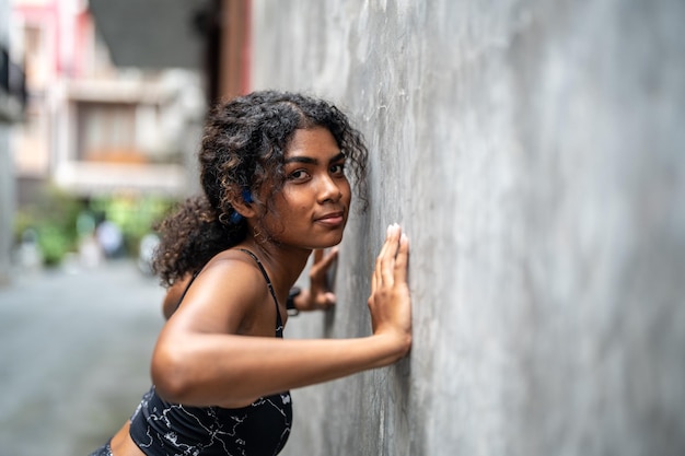 Femme africaine séduisante et forte qui s'étire avant la remise en forme dans une ville en plein air Concept sportif Mode de vie sain