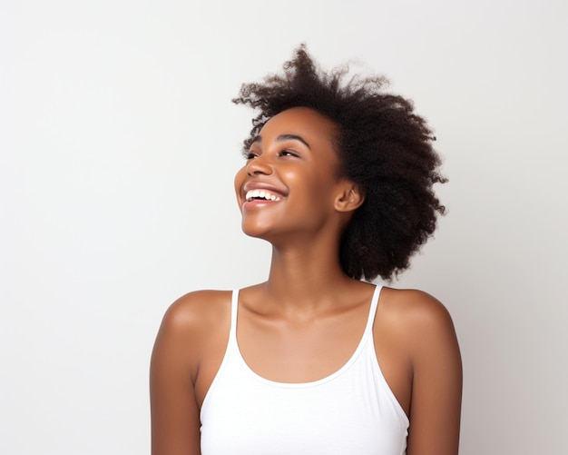 Femme africaine souriante en maillot blanc
