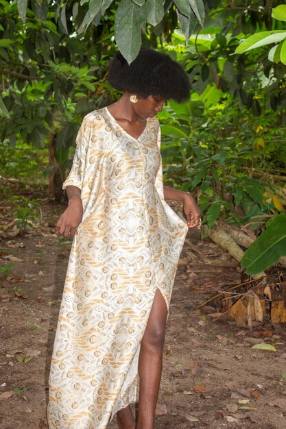 Photo femme africaine en vêtements africains dans la nature