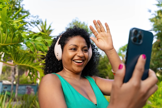 Femme afro-américaine avec appel vidéo