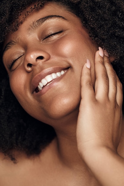 Photo femme afro-américaine appréciant la douceur de la peau