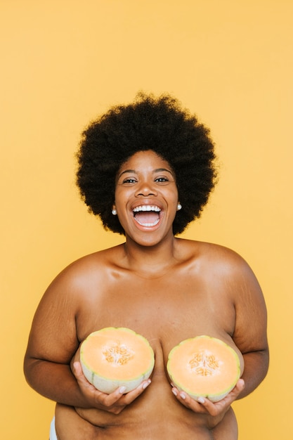 Femme afro-américaine aux melons