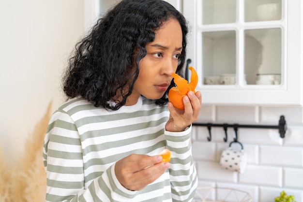 Femme afro-américaine ayant le concept du syndrome postcovid de perdre l'odeur due au virus covid