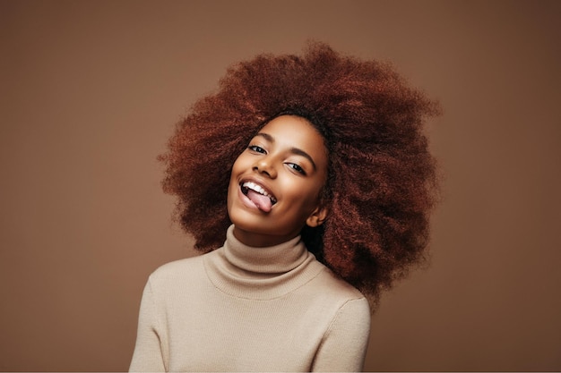 Femme afro-américaine beauté peau saine beauté naturelle sourire heureux