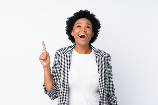 Femme afro-américaine avec blazer isolé vers le haut et surpris