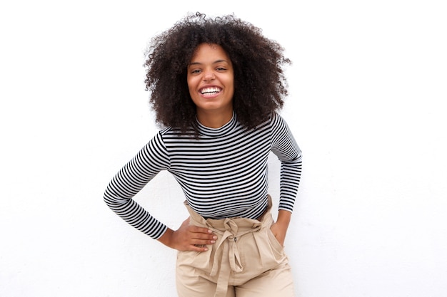 Femme afro-américaine en chemise rayée