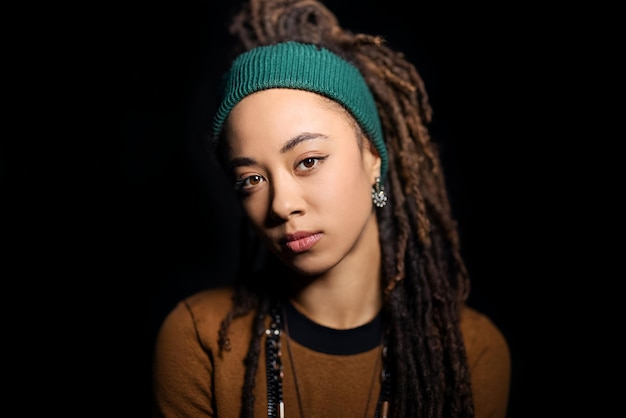 Femme afro-américaine avec une coiffure en boucles