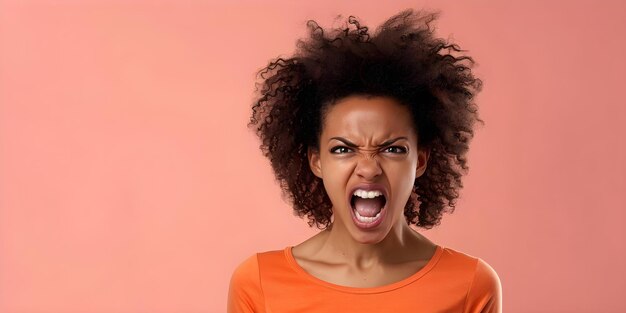 Photo une femme afro-américaine en colère criant de frustration sur un fond rose concept woman frustration en colère afro-américaine arrière-plan rose