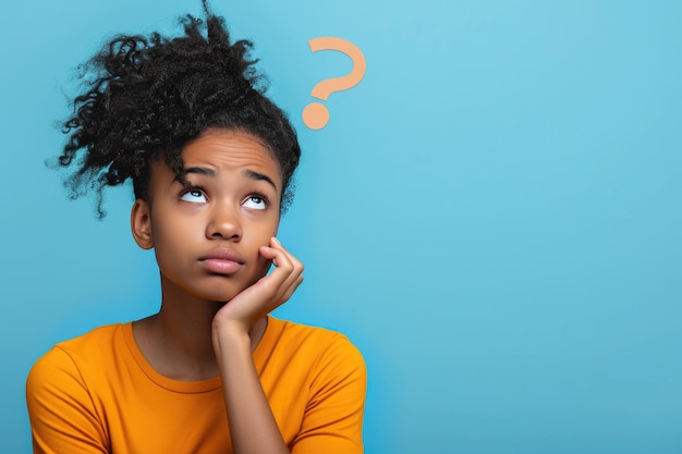 Photo une femme afro-américaine contemplative sur un fond bleu clair