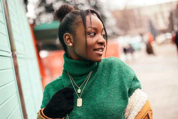 femme afro-américaine, debout, rue, dehors, juste, noël, marché noël, poser, sourire