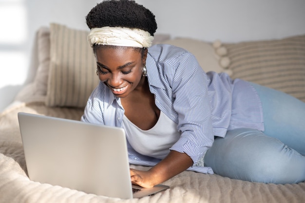 Femme afro-américaine discutant sur internet et semblant intéressée