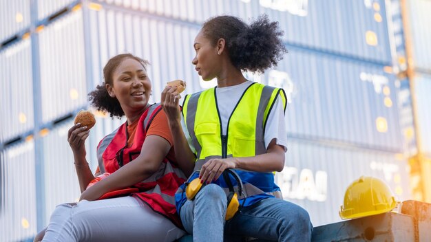 Une femme afro-américaine divergente contremaître buvant une bouteille d'eau après avoir terminé son travail