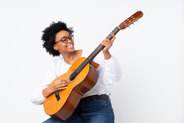 Femme afro-américaine avec guitare