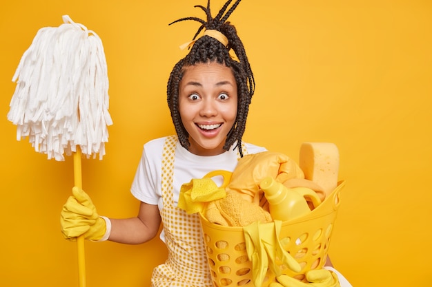 Une femme afro-américaine heureuse et positive pose avec un mope