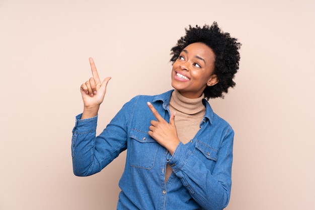 Femme afro-américaine isolée pointant avec l'index une excellente idée