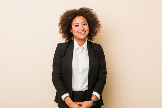 Femme afro-américaine de jeunes entrepreneurs heureuse, souriante et joyeuse.