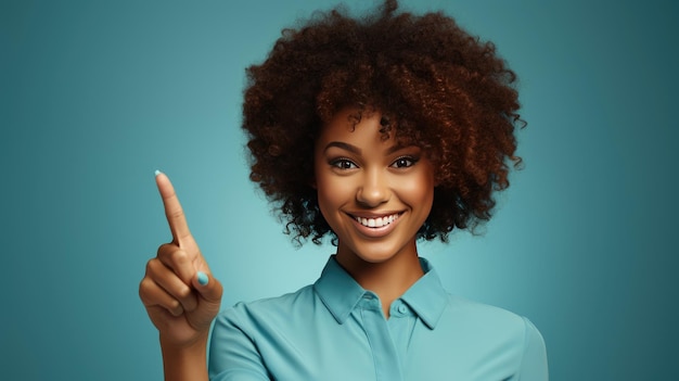 Une femme afro-américaine joyeuse pointant son doigt sur l'espace de copie