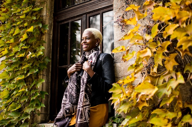 Femme afro-américaine moderne posin en plein air à l&#39;automne