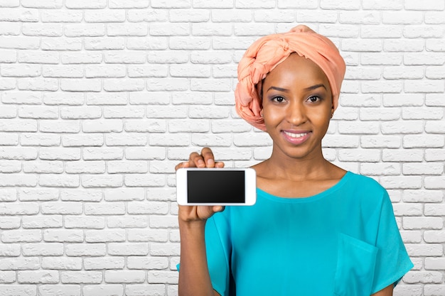 Femme afro-américaine montrant un téléphone portable