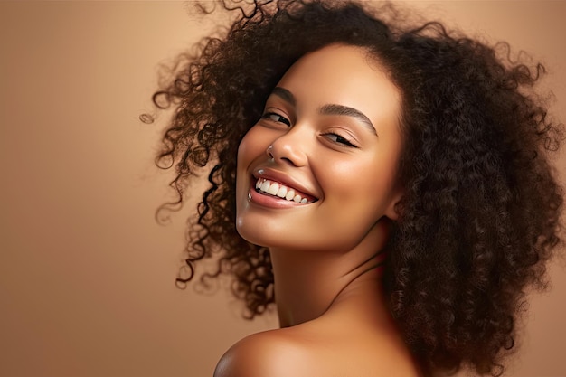 Femme afro-américaine avec une peau propre et saine sur fond beige Smiling dreamy belle afro girl Generative Ai