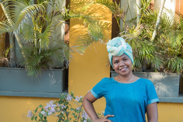 Femme afro-américaine portant un turban en plein air