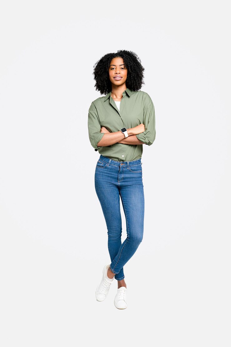 Photo une femme afro-américaine porte un look professionnel dans une chemise olive et des jeans bleus