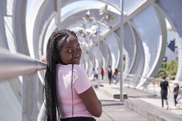 Femme afro-américaine posant en regardant la caméra avec des tresses de boîte