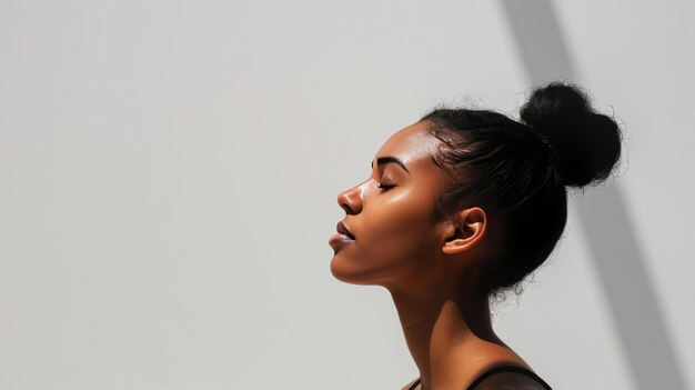 Une femme afro-américaine prenant un bain de soleil.