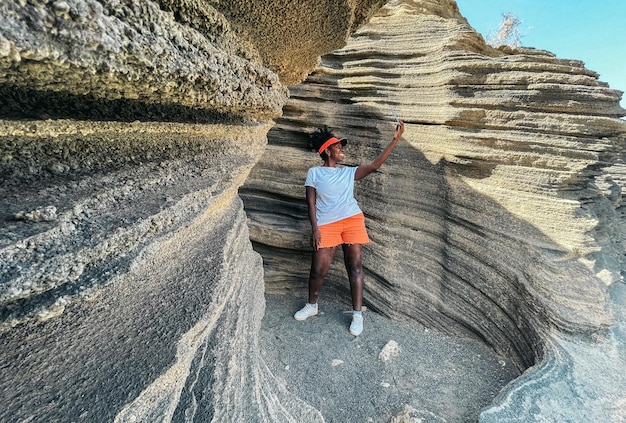 Femme afro-américaine prenant selfie dans la gorge