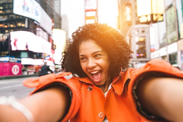 Femme afro-américaine prenant selfie à Time Square, New York