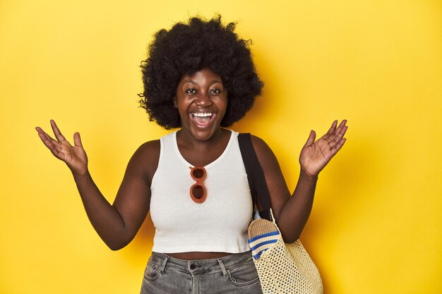Photo une femme afro-américaine prête pour les vacances d'été reçoit une agréable surprise.