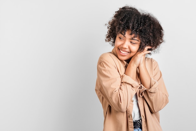 Femme afro-américaine à la recherche de suite