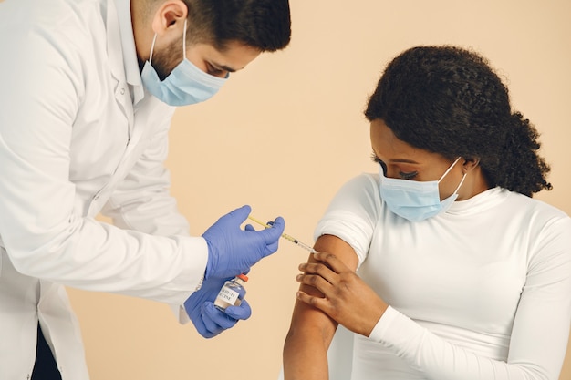 Femme afro-américaine se faire vacciner, isolée. Notion de coronavirus.