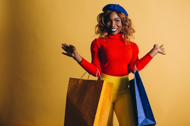 Femme afro américaine shopping