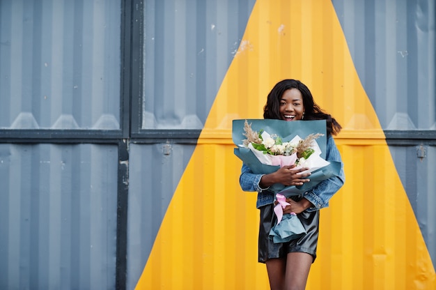 Femme afro-américaine en short noir