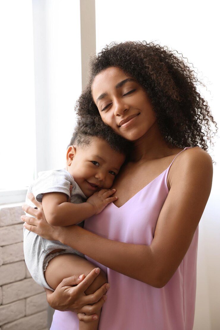 Photo femme afro-américaine avec son bébé à la maison bonheur de la maternité