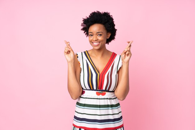 femme afro-américaine souriant isolé sur fond rose