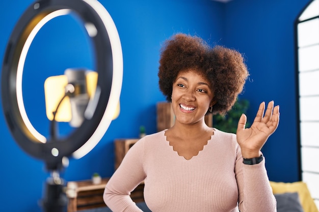 Femme afro-américaine souriante confiante ayant un appel vidéo à la maison