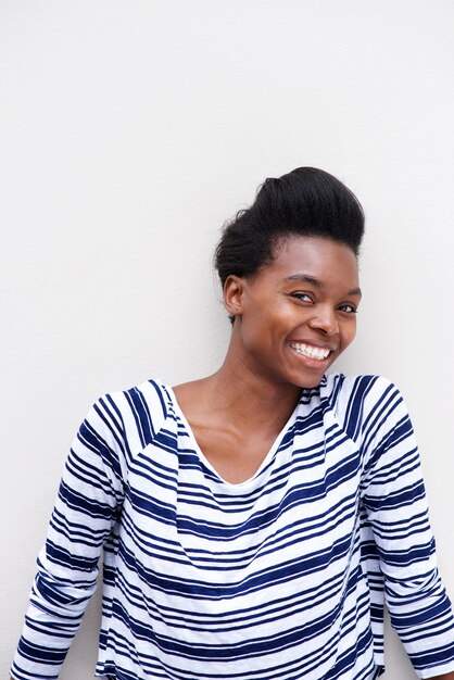 Femme afro-américaine souriante sur fond blanc