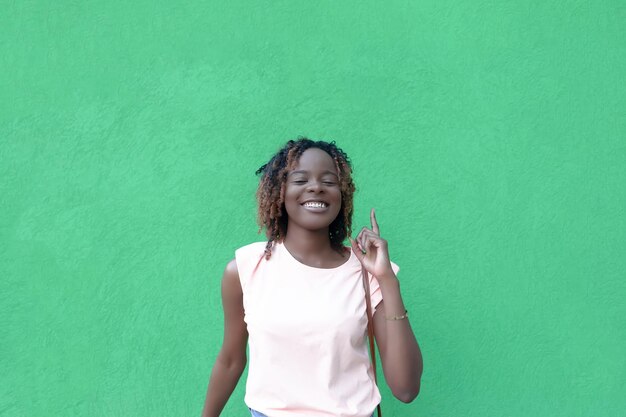 Une femme afro-américaine souriante sur fond vert Belles personnes Copier l'espace