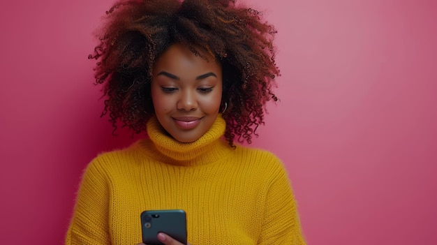 Photo femme afro-américaine de taille plus en utilisant un smartphone pour envoyer des sms tout en debout posant contre un fond rose grand concept d'application mobile longueur complète et espace de copie